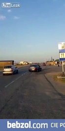 Samolot startuje na zatłoczonej drodze i nadziewa się ...