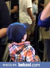 2 letni chłopak przybija żółwika z pasażerami samolotu