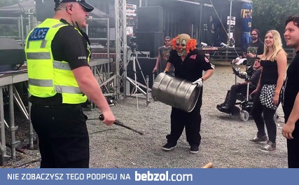 Policjant świetnie się bawi na koncercie swojego ulubionego