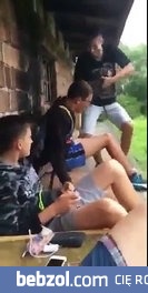 Grupa nastolatków znęca się niewinnym rówieśnikiem w okularach
