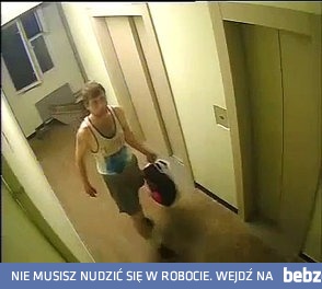 Złodziej geniusz orientuje się, że w korytarzu jest kamera