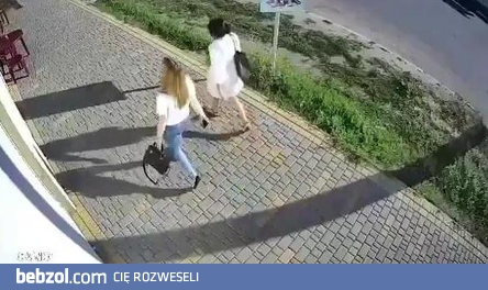 Mężczyzna uderza kobietę w twarz