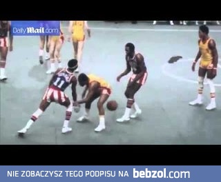 Harlem Globetrotter in action (1977)