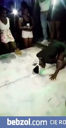 Różowy pasek łamie kark podczas 