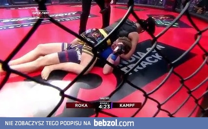 Trener wskakuje na ring żeby uratować zawodniczkę 