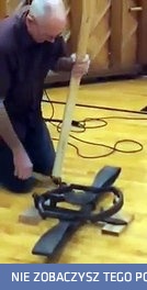 Facet uderza pięścią sidła na niedźwiedzie