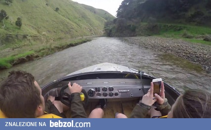 Ekstremalny przejazd motorówką po płytkiej i wąskiej rzece