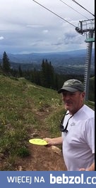 Ojciec pokazuje śmieszkującemu synowi jak się rzuca