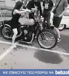 Różowy chciał zapozować boso na motocyklu