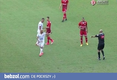 Piłkarz dostał dwie żółte kartki i nie wyleciał z boiska