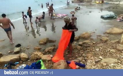 Różowy pasek usiłuje napełnić plażową pufę