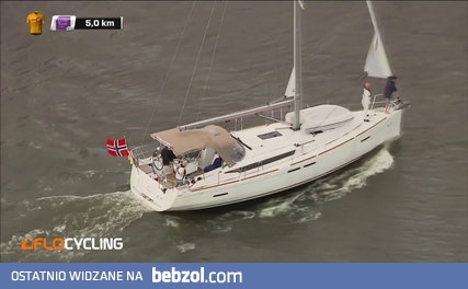 Absurdalna sytuacja w wyścigu kolarskim. 