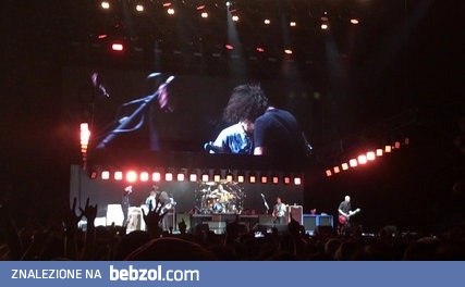 Foo Fighters z Rickiem Astleyem trolluje publiczność 