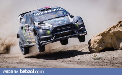 Ken Block szalejący w swoim fordzie Fiesta ST RX43
