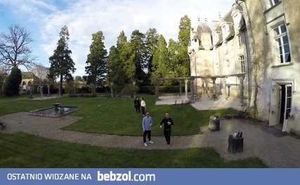 Różowy pasek usiłuje śmiesznie wypaść na filmie 