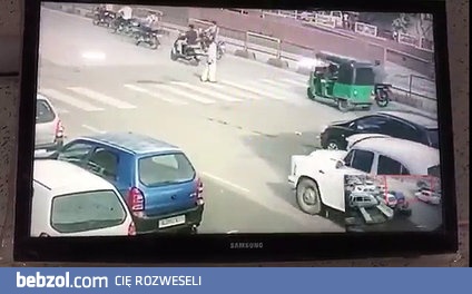 Gościu przechodzi przez pasy dla pieszych