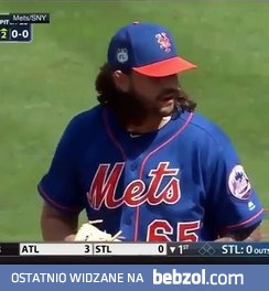 Baseballista jak gdyby nigdy nic łapie fruwający kij