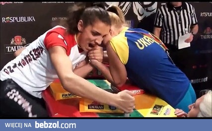 Kobiety walczą na ręce - eksplozja emocji