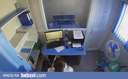 Gołymi rękami rozbił szybę i obrobił bank