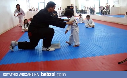 3 latek łamie deskę - Taekwondo