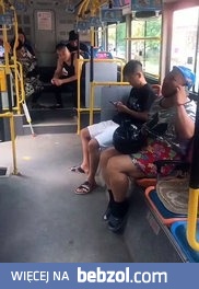 Skośnooki odpala bombę w autobusie