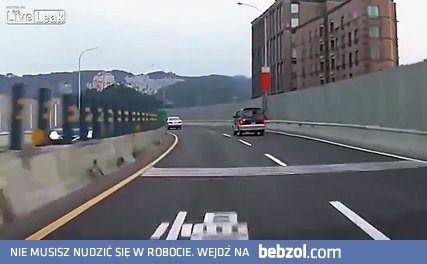 Motocyklista uderza głową o słup z lampą