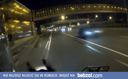 Motocyklista powstrzymuje człowieka przed popełnieniem...