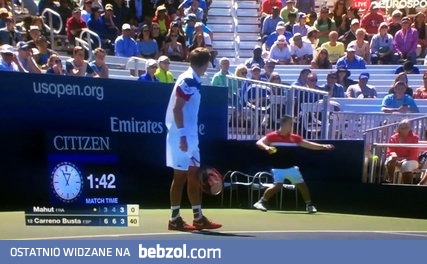 Komentator opowiada żart w czasie spotkania tenisowego