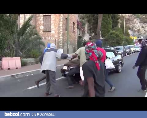 Imigranci blokują drogę na granicy i dostają nauczkę