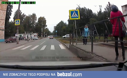 Kobieta potrąciła dziecko na pasach