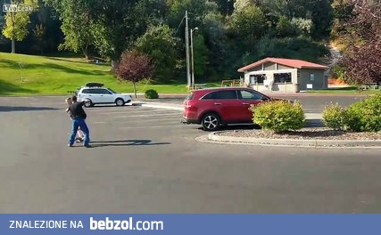 Pedofil obnażał się przed dziećmi i dostał natychmiastową lekcję