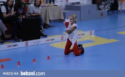 Mała mistrzyni jazdy na rolkach 