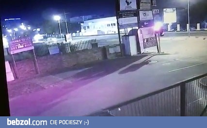 Audi TT leci nad ogrodzeniem i wpada na billboard