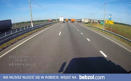 Cwaniaczek w Audi chciał wyprzedzić ciężarówki poboczem