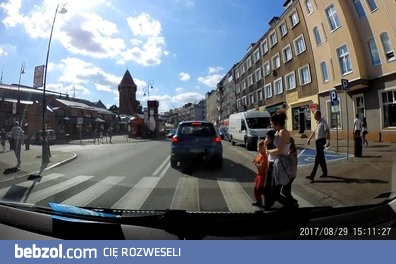 Trzymaj dziecko za rękę na przejściu! 