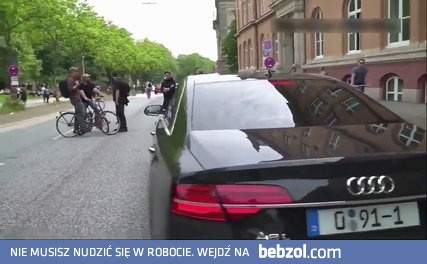 Antifa blokuje drogę w Niemczech. Audi wjeżdża w blokadę!