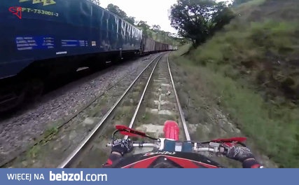 Prawie czołówka na torach.