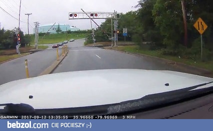 Murzynka zablokowała auto przed nadjeżdżającym pociągiem