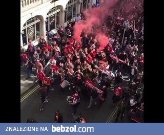 Gigantyczny marsz fanow FC Köln w Londynie