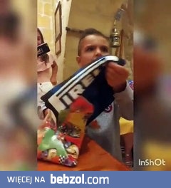 Młody kibic Juventusu na urodziny dostaje koszulkę Interu