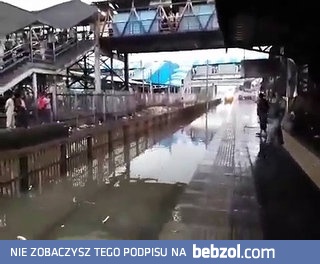 Pociąg wjeżdża na pełnej prędkości na zalany wodą peron