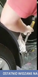 Wandal niszczy dłutem pomnik BMW