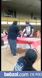 Ciężki nokaut podczas pojedynku na policzkowanie