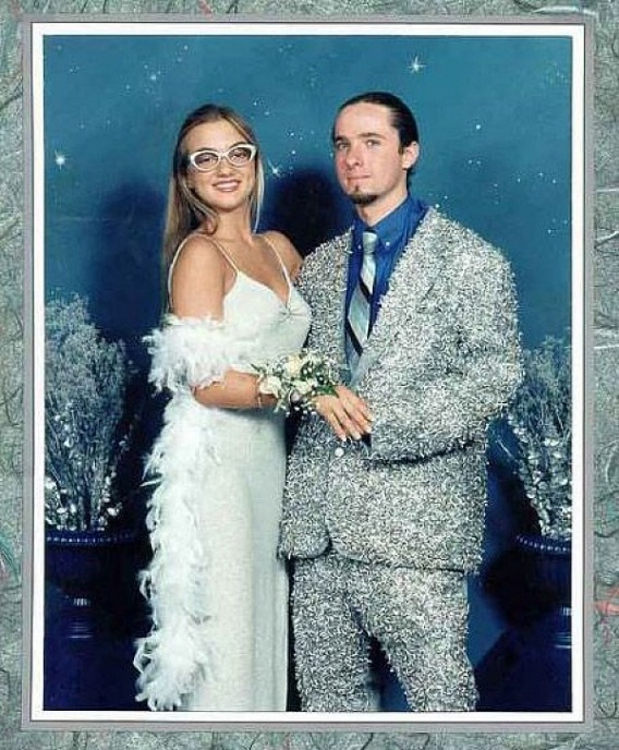 Komiczne kreacje na amerykańską studniówkę.