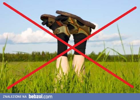 Zakaz zakładania skarpet do sandałów