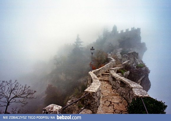 Zamek we mgle