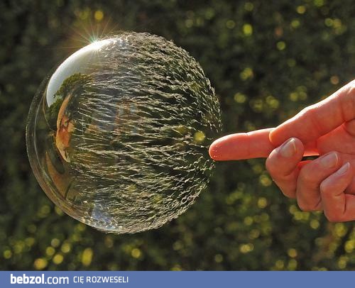 Tak pęka bańka mydlana