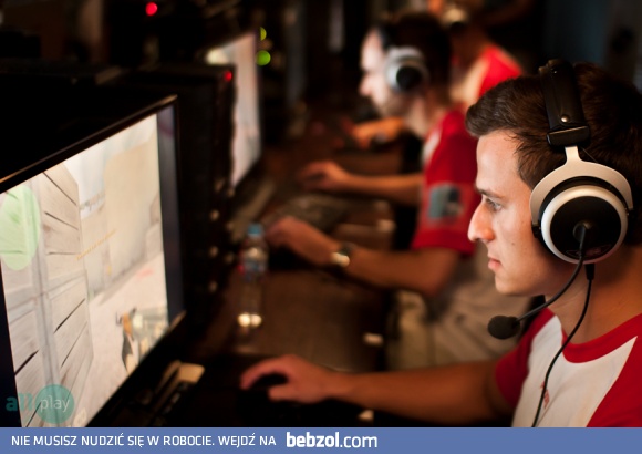 Pasha skupiony na strzelaniu w głowę