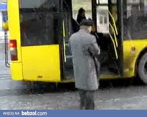 Szalony staruszek z karabinem zatrzymuje autobus