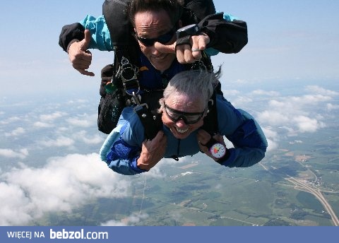 Starsza pani ze spadochronem